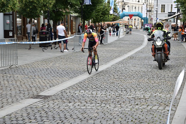 安東尼對曼聯名宿表達觀點的回應及其影響.